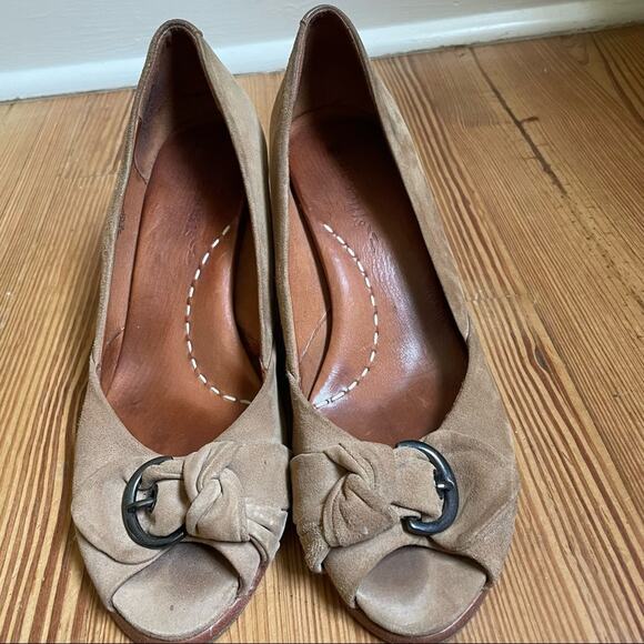 Gentle Souls Gabe's bow buckle tan suede wedge SIZE 9.5M - Picture 9 of 9